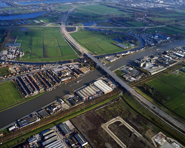 842635 Luchtfoto van het grootste kunstwerk in de Zuilense Ring (rondweg Utrecht-Maarssen, onderdeel van de N230): de ...